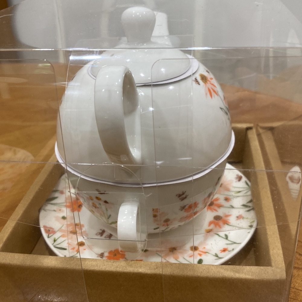 NWT.  Teapot/cup/saucer serve-ware set. - Picture 3 of 8